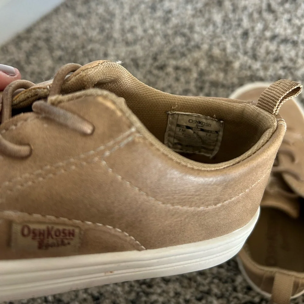 Toddler Boy Oshkosh Tan Sneaker — size 7 - Picture 4 of 9